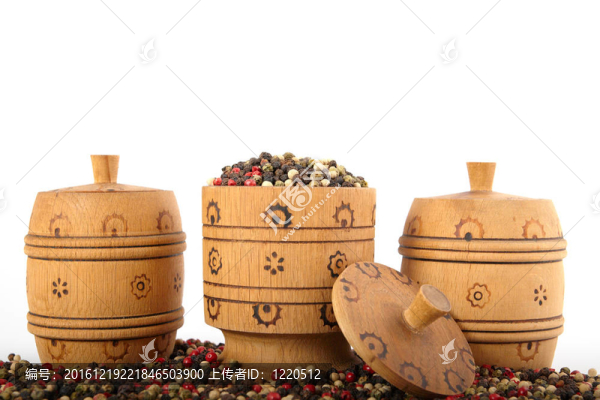 滿是胡椒的木碗