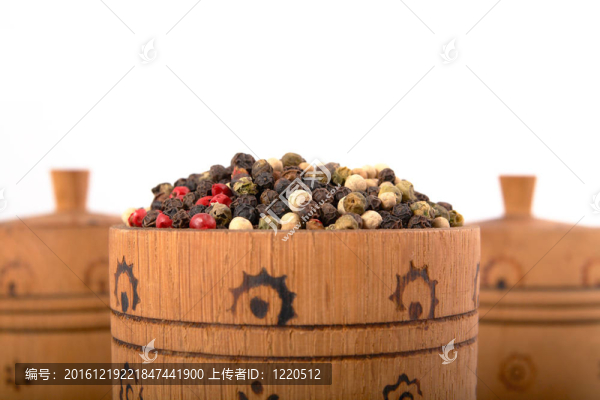 滿是胡椒的木碗