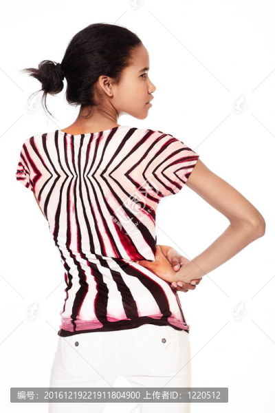 時(shí)尚休閑時(shí)尚年輕女性美麗微笑的黑人女孩對(duì)白色背景