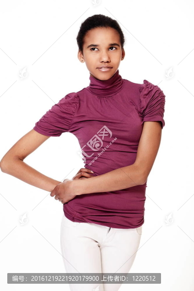 時尚休閑的年輕女性美麗微笑的黑人女孩對白色背景的時尚寫真
