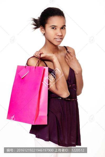 時尚休閑的年輕女性美麗微笑的黑人女孩提著購物袋對白色背景的時尚寫真