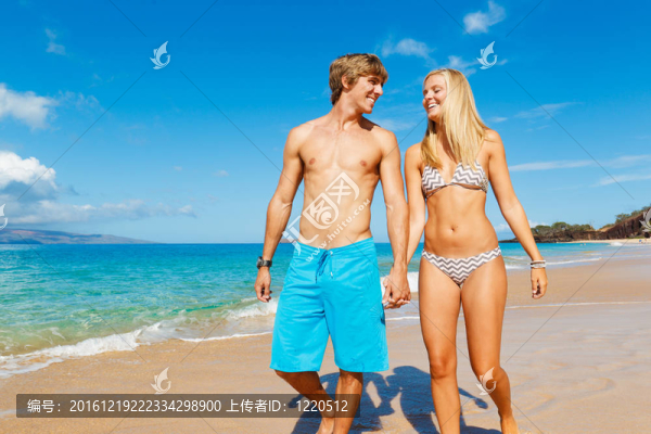 海灘上的情侶