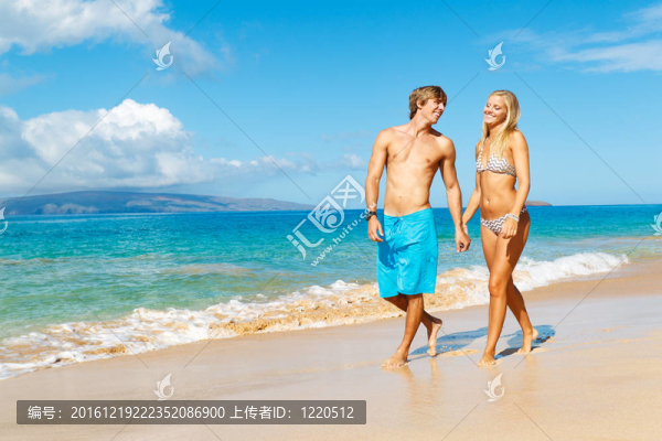 海灘上的情侶