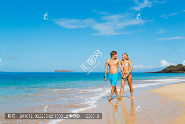 海灘上的情侶