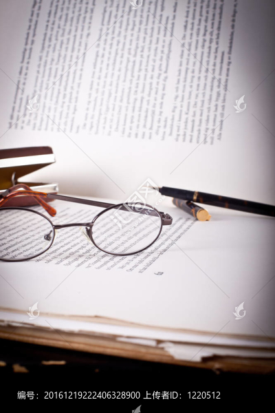 舊書與鋼筆和舊眼鏡