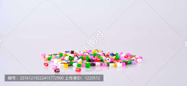 在白色背景上散布珠子
