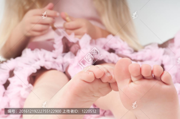 小女孩腳趾在工作室