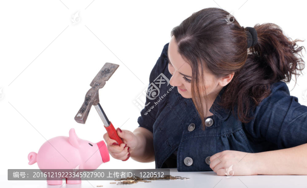 胖女人試圖打破粉紅存錢罐