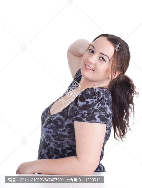 微笑脂肪美麗的年輕女子在黑暗的衣服