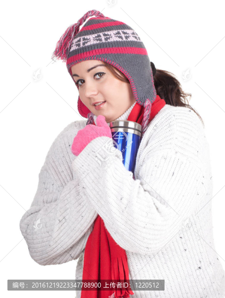 在藍色的大杯冬天的帽子和手套的年輕胖女人；系列