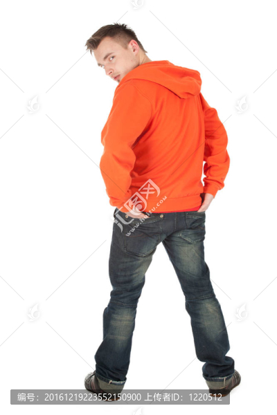 站在橙色運(yùn)動(dòng)衫的年輕人雙手插在口袋里；全長(zhǎng)；系列