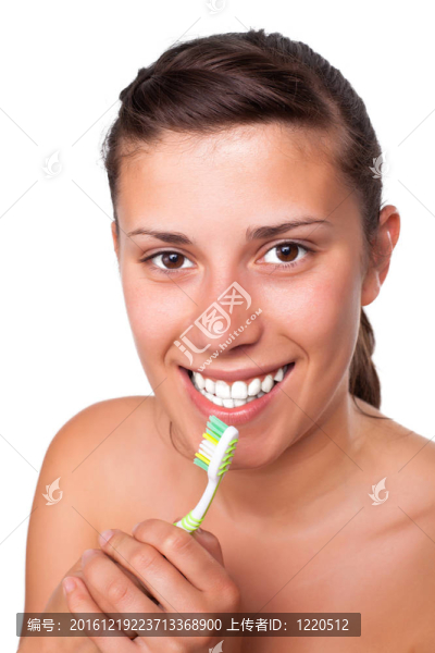 女孩刷牙