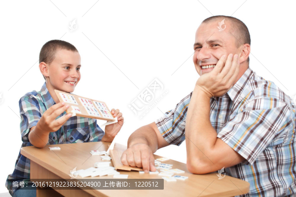 父親和兒子玩拉米紙牌