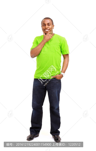 孤立背景下自然微笑的年輕美國黑人男性模型