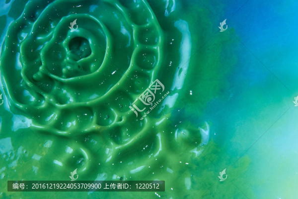 由藍色和黃色混合顏料形成的背景