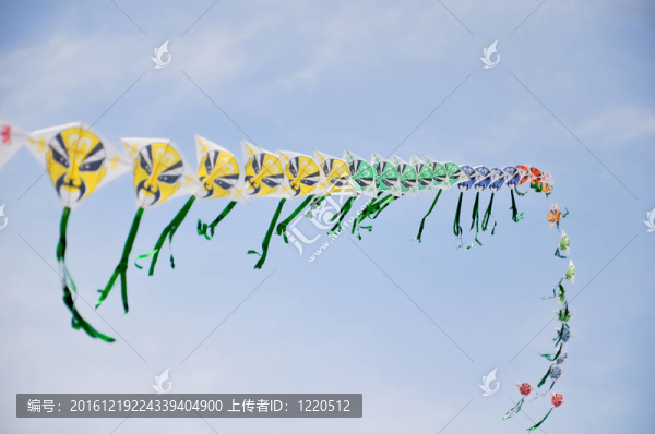藍(lán)天前一串彩色的中國風(fēng)箏