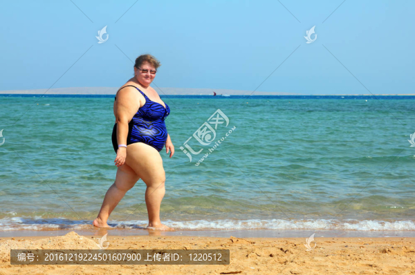 超重女子在海灘上行走