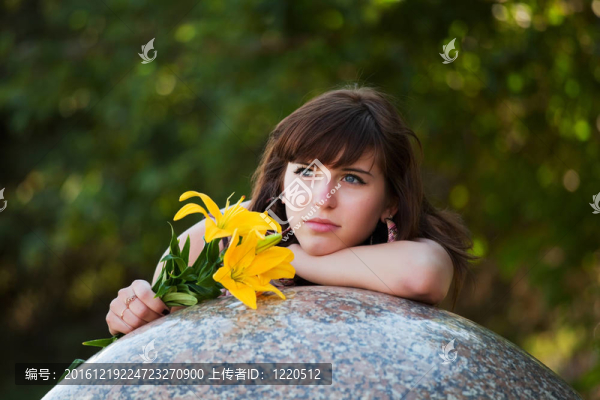 憂傷的年輕女子帶著百合花