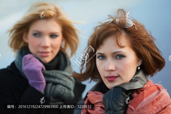 兩個年輕女人在城市街道上