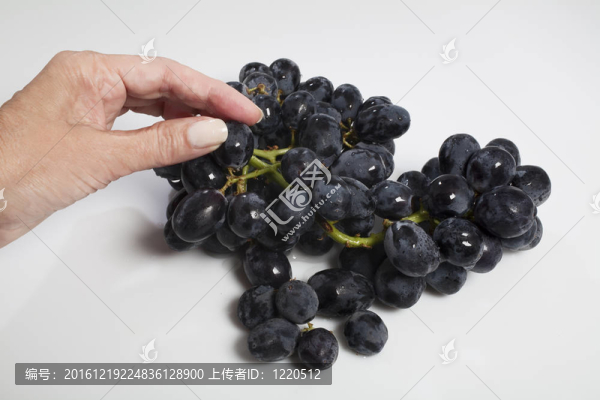 一串黑葡萄