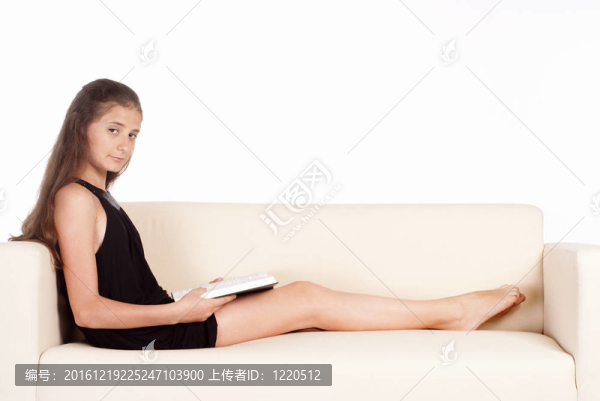 沙發(fā)上的年輕女孩