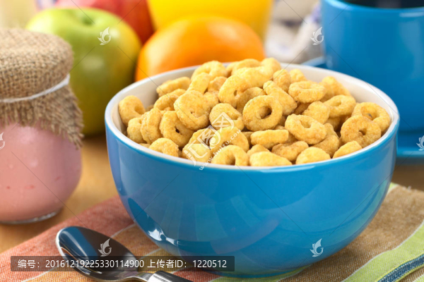 一碗充滿蜂蜜味的谷物循環(huán)；酸奶在玻璃；新鮮水果；橙汁和咖啡（選擇性的重點(diǎn)；專注于谷物循環(huán)在碗中間）