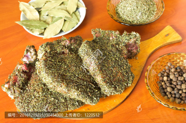 腌豬排和牛至