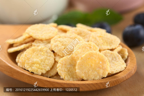 加糖的玉米片在木勺上（選擇性地聚焦在前面的玉米片上）