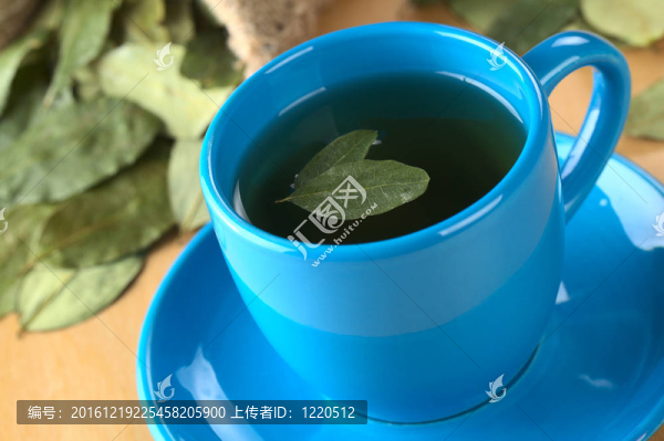 流行的秘魯涼茶用干古柯（古柯葉（LAT）選擇性聚焦；對茶頂前葉下邊緣焦點(diǎn)）