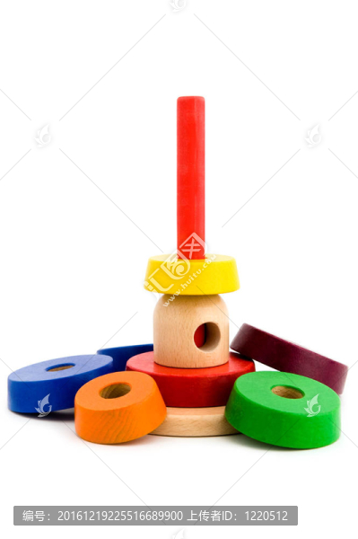 白色玩具金字塔