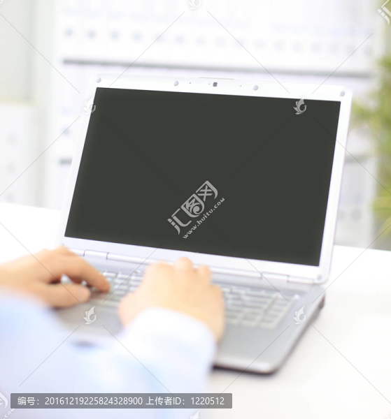 辦公室里的現(xiàn)代筆記本電腦打字