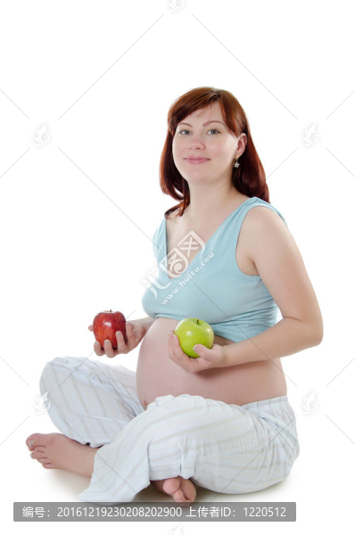 懷孕的女人帶著蘋果
