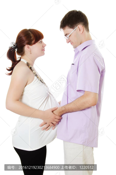 幸福懷孕夫婦孤立在白色