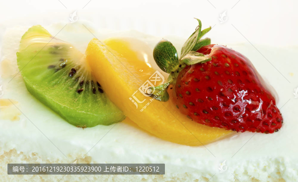 Strawberry,Kiwi和橘子蛋糕