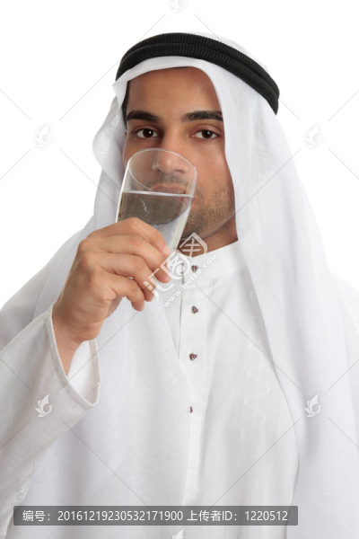 阿拉伯男子飲用純凈水