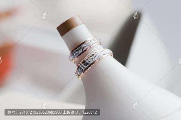 白色鞋跟上的結(jié)婚戒指。