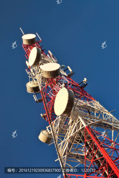 微波鏈路天線在藍(lán)天上空的電信桅桿。