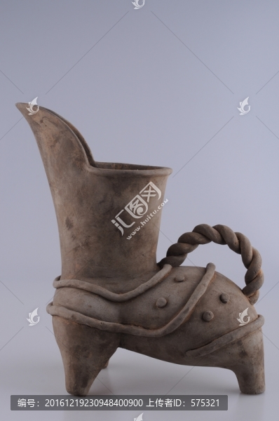 三足陶壺