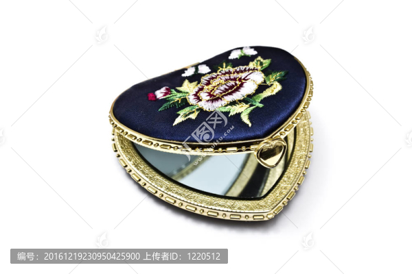 美麗的化妝鏡孤立在白色