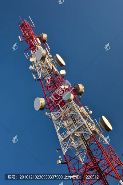微波鏈路天線在藍(lán)天上空的電信桅桿。