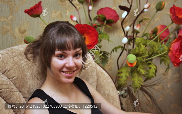 沙發(fā)上的女孩