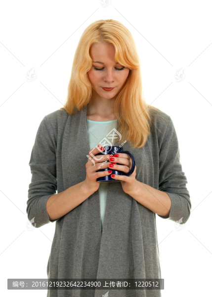 喝紅茶的年輕美女用黑杯子