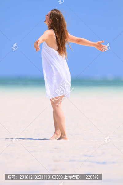在海灘跳舞的年輕女子