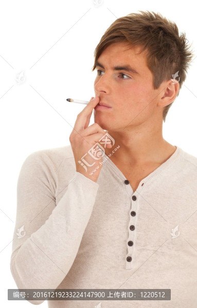 一個年輕性感男子吸煙的肖像