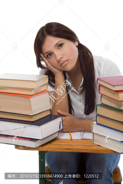 西班牙裔大學(xué)生婦女與堆棧的書籍