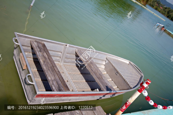 晴天湖上的景色