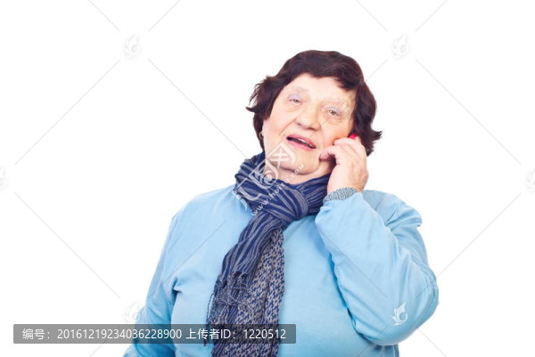 老年婦女通過手機通話