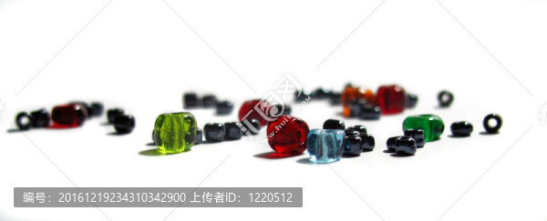白色背景上的珠子
