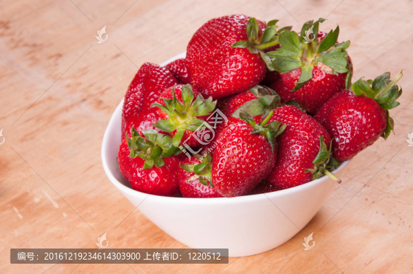 草莓在碗里