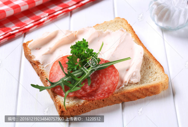 火腿和面包意大利臘腸蔓延